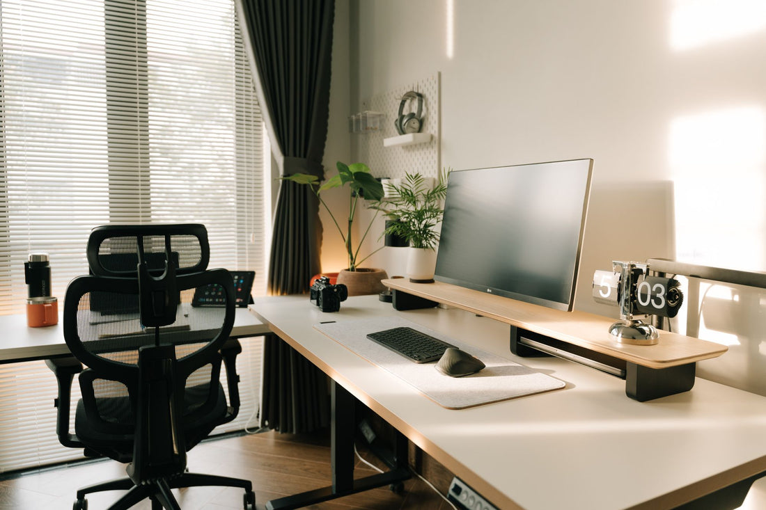 Světlé pracovní místo s kancelářskou židlí a monitorem