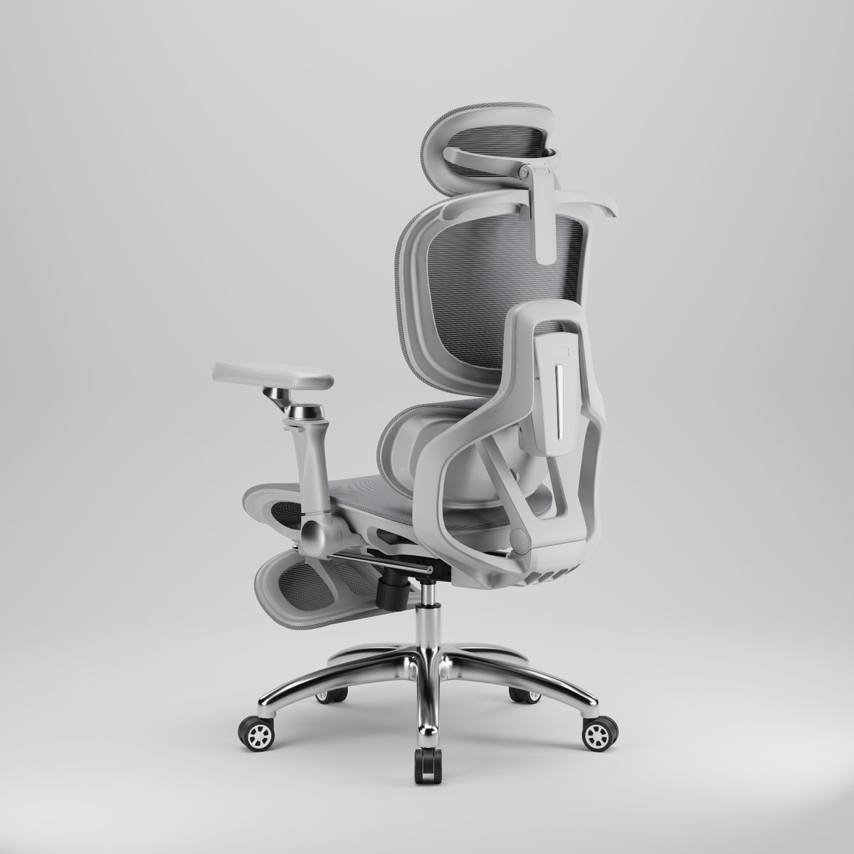 Ergonomická židle AirFlow Pro šedá – pohled zezadu z úhlu s hliníkovým křížem a kolečky