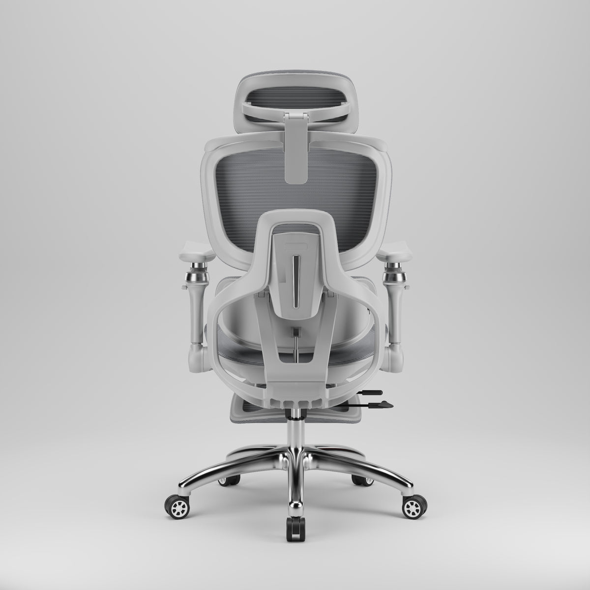 Židle AirFlow Pro šedá – pohled zezadu na síťové opěradlo, područky a chromovaný kříž
