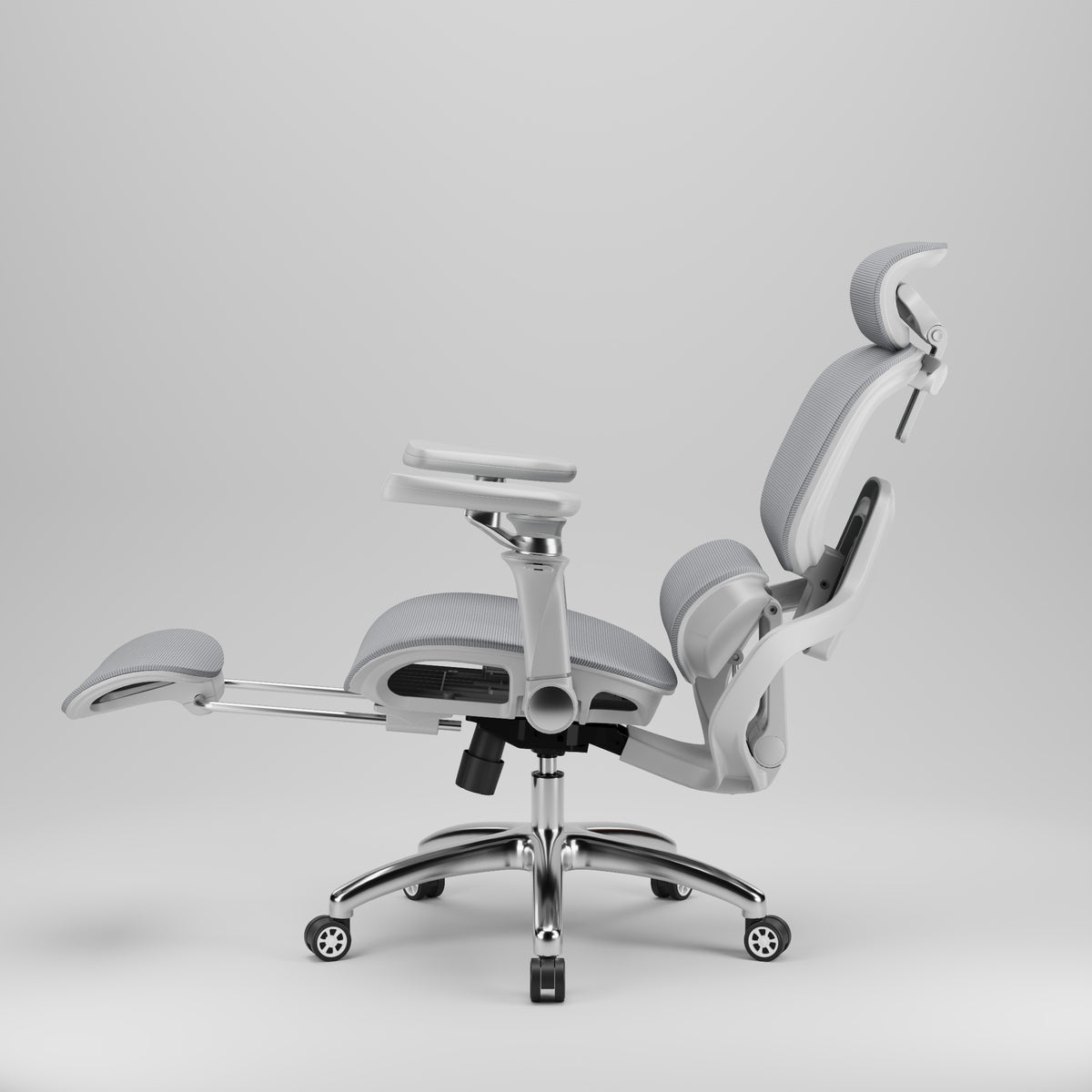 Židle AirFlow Pro šedá – boční pohled na zakloněné opěradlo a vysunutou podnožku