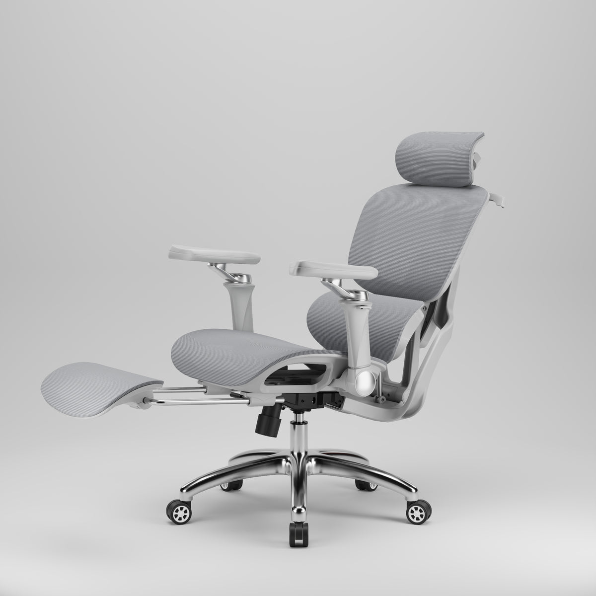 Židle AirFlow Pro šedá v polohovací pozici s vysunutou podnožkou pro odpočinek