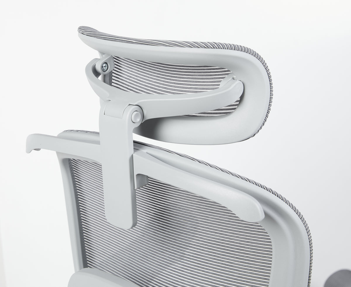 Detail nastavitelné opěrky hlavy a síťovaného opěradla židle AirFlow Pro v šedé barvě