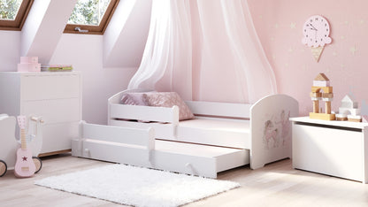 Dětská postel se dvěma lůžky LUK 160 × 80 cm s úložným šuplíkem a ochrannou zábranou – motiv dívka s jednorožcem