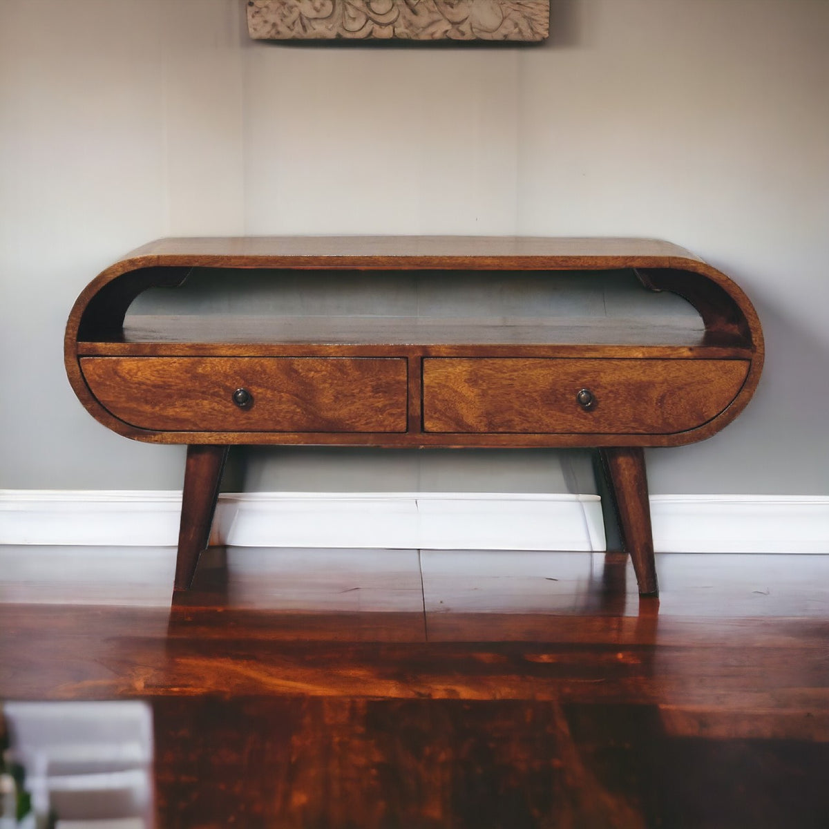 TV stolek v kaštanovém odstínu kulatého tvaru s velkou policí, 90 × 35 × 45 cm