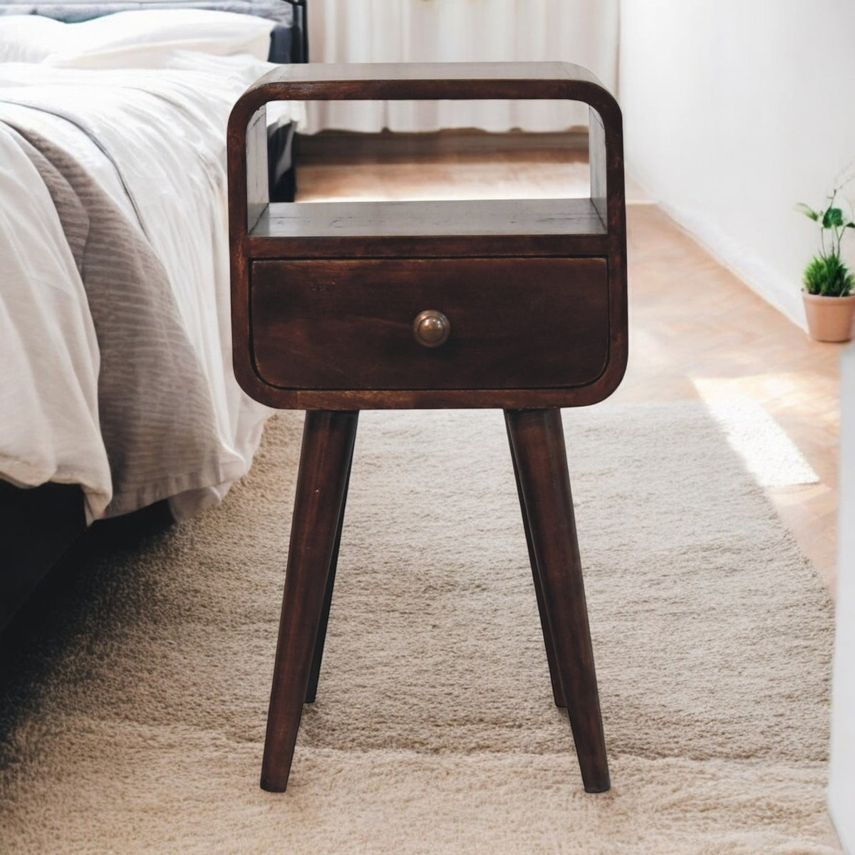 Mini noční stolek v ořechovém odstínu se zaoblenými liniemi s otevřenou přihrádkou, šířka 30 cm
