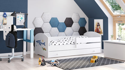 Dětská postel LUK 160 × 80 cm s úložným šuplíkem a ochrannou zábranou – motiv žralok