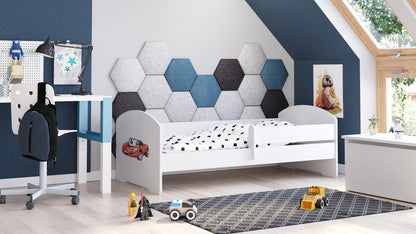Dětská postel LUK 160 × 80 cm s ochrannou zábranou – motiv závodní auto