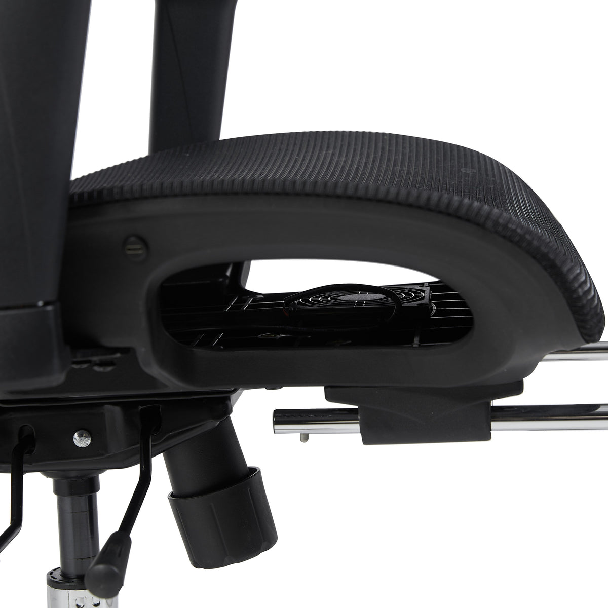 Detail spodní části sedáku a mechanismu židle AirFlow Pro v černé barvě