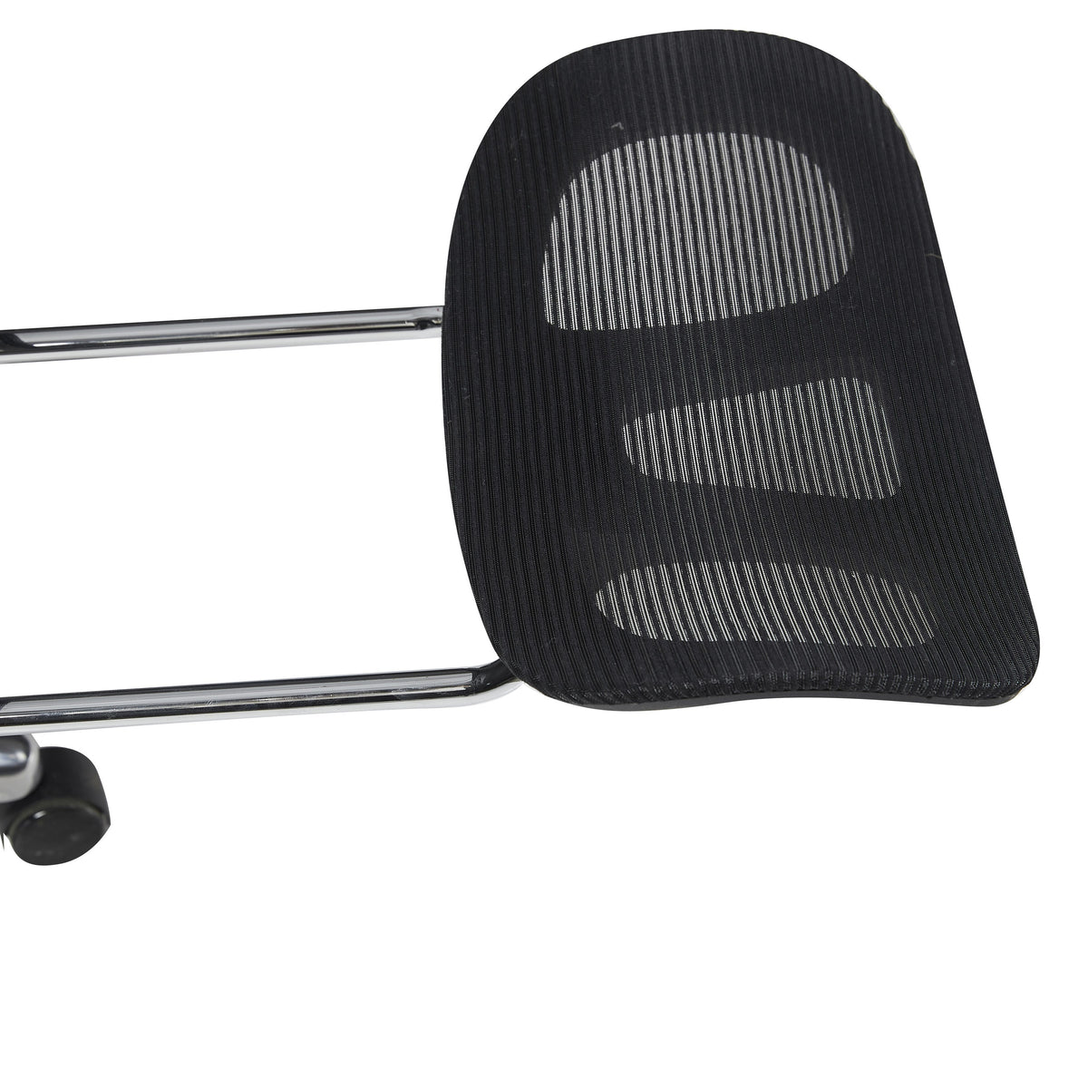 Detail síťované podnožky židle AirFlow Pro na chromovaných tyčích