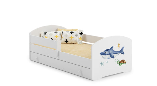 Dětská postel LUK 160 × 80 cm s úložným šuplíkem a ochrannou zábranou – motiv žralok